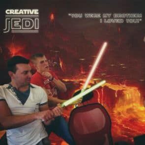 Divi vīrieši piedalās izspēlētā gaismas zobenu kaujā, vicinot kvēlojošos gaismas zobenus ar intensīvām sejas izteiksmēm. Tie atrodas ugunīga, lavas piepildīta fona priekšā, kas atgādina ainu no "Zvaigžņu kariem". Teksts augšpusē ir rakstīts "Radošie džediji" un citāts: "Tu biji mans brālis! Es tevi mīlēju!.